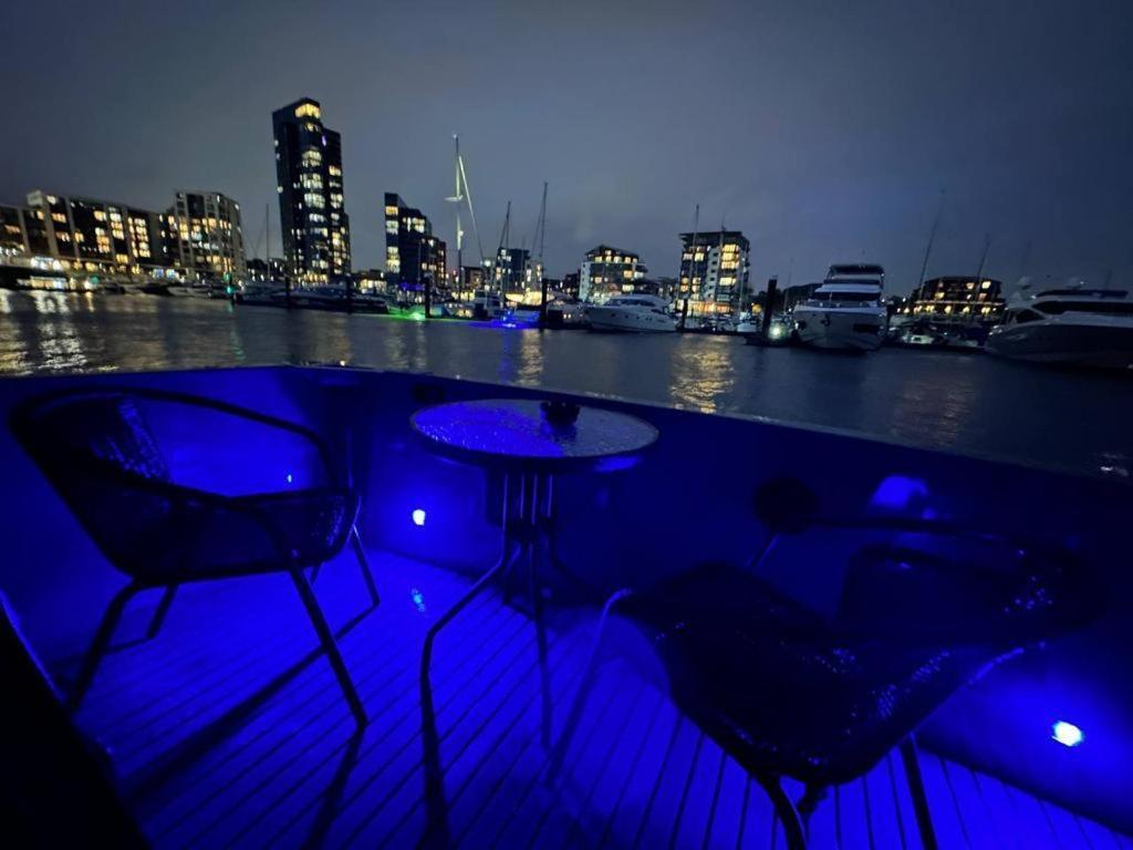 Yacht "X" - 44 Foot Modern Yacht On 5 Star Ocean Village Marina - Minutes Away From City Centre And Cruise Terminals, Free Parking ,Spa Package Available! Southampton Exterior foto