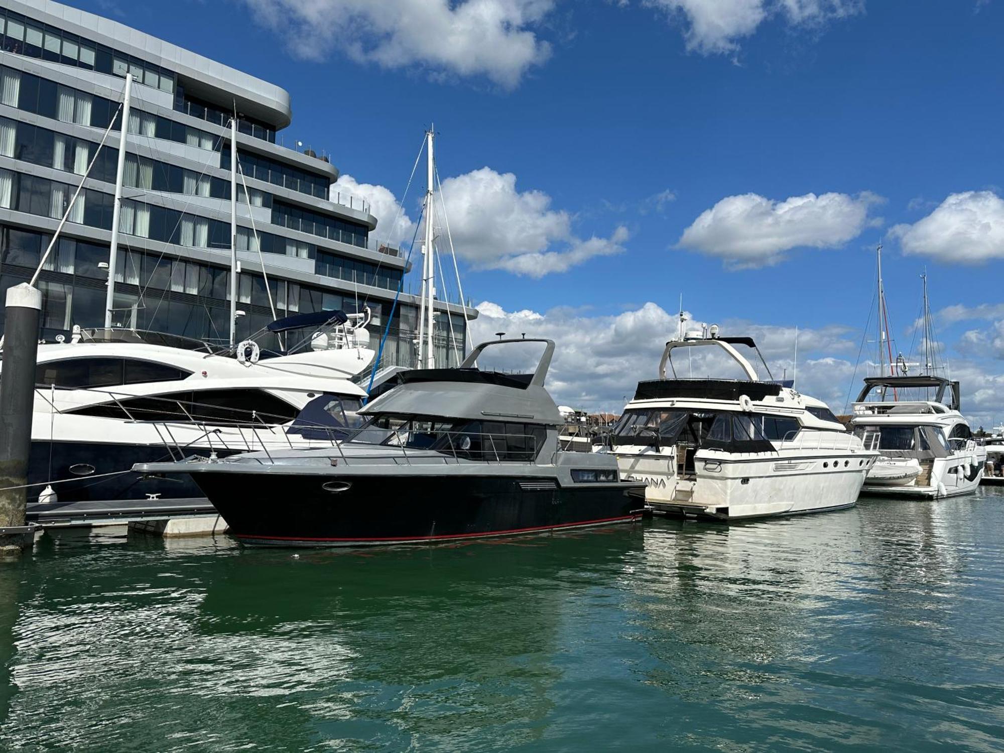 Yacht "X" - 44 Foot Modern Yacht On 5 Star Ocean Village Marina - Minutes Away From City Centre And Cruise Terminals, Free Parking ,Spa Package Available! Southampton Exterior foto